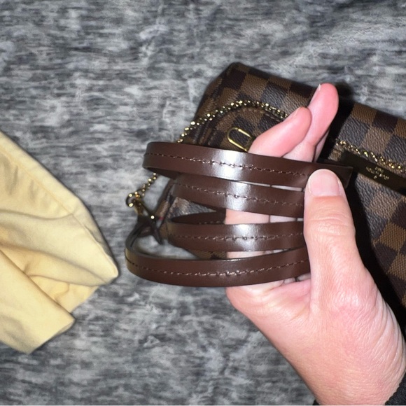 LOUIS VUITTON EBENE DAMIER FAVORITE MM CROSSBODY BAG - Picture 5 of 16